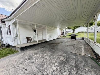 Charming 2 bedroom, 1 bathroom home conveniently located near - photo 4