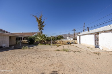 House has a seperate building at the back of the property that