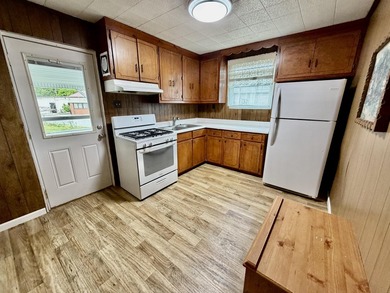 Charming 2 bedroom, 1 bathroom home conveniently located near - photo 8