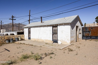 House has a seperate building at the back of the property that