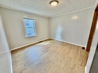 Charming 2 bedroom, 1 bathroom home conveniently located near - photo 10