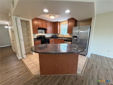 Spacious and versatile 3-bedroom, 3-bath condo-style home - photo 2