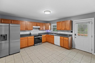 Well-maintained one-level home offering mountain views and a - photo 5