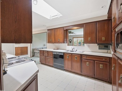 Opportunity knocks!! Put your ideas to work in this rare find in - photo 6