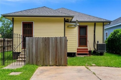 Lake Pontchartrain Townhome/Townhouse Active Under Contract in New Orleans Louisiana