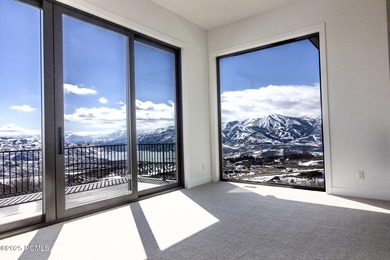 Discover unbeatable panoramic views of Deer Valley, the - photo 16
