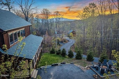 TOTAL SMOKY MOUNTAIN EXPERIENCE! Pine Top Escape is a stunning - photo 1