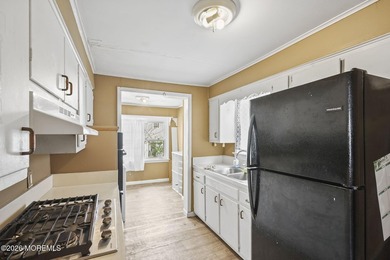 3 bedroom/2 bath home on a 30 x 100 lot in desirable Lake Como - photo 6