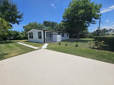 Nicely presented 4 bedroom & 2 bath Home on extra large fenced - photo 11