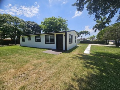 Nicely presented 4 bedroom & 2 bath Home on extra large fenced - photo 14