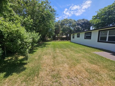 Nicely presented 4 bedroom & 2 bath Home on extra large fenced - photo 16