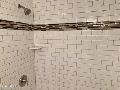 Centrally located in the heart of Edgewater with just a 5 min - photo 50