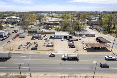 This unique commercial property is in a high-traffic area - photo 3