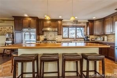 Lovely Two Story Bi-Level Home Located The Westholme, Bayside - photo 5