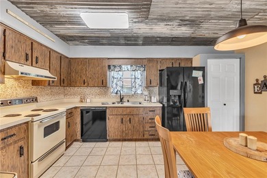 Welcome to Jungle Den Condominiums--a beautifully maintained - photo 3