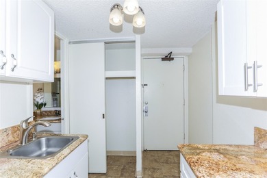 Legal Lodging Unit in Waikiki! Well-maintained studio on the - photo 9