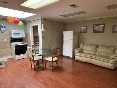 Opportunity to own a mixed-use property in a prime - photo 4