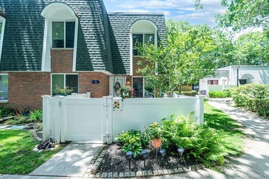 Move-In Ready End Unit Condo! Welcome to this beautifully - photo 1