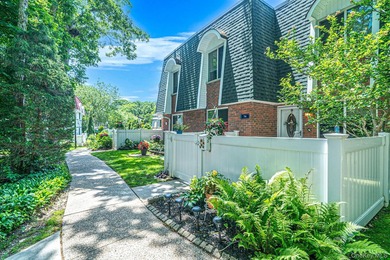 Move-In Ready End Unit Condo! Welcome to this beautifully - photo 2