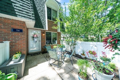 Move-In Ready End Unit Condo! Welcome to this beautifully - photo 4