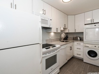 Beautifully renovated in 2018, this spacious 2-bedroom, 2-bath - photo 8