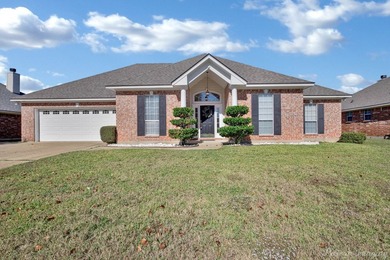 Welcome Home to Plantation Trace! This beautiful 4-bedroom - photo 2