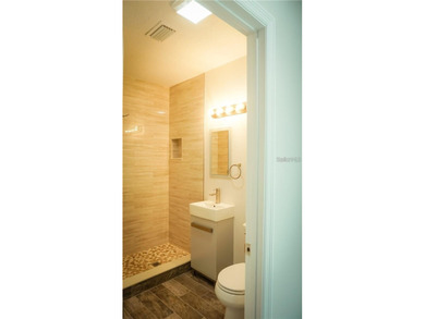 Welcome to this beautifully updat4ed 3-bedroom, 2-bathroom block - photo 6