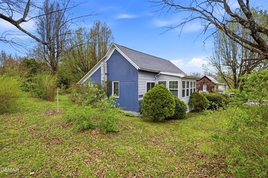 This home offers old world charm! 1 bedroom and 1 bath with a - photo 3