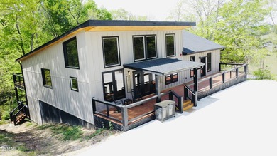Newly completed in 2026, this stunning contemporary cabin offers - photo 2