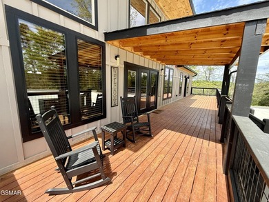 Newly completed in 2026, this stunning contemporary cabin offers - photo 4