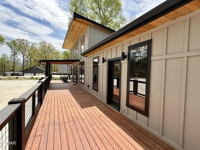 Newly completed in 2026, this stunning contemporary cabin offers - photo 5