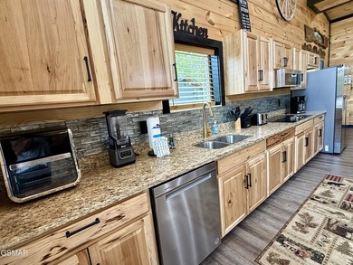 Newly completed in 2026, this stunning contemporary cabin offers - photo 8