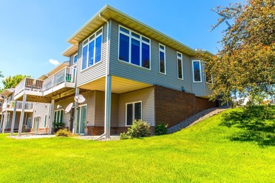 Rare end unit with charming views from every room. Private Cul - photo 2