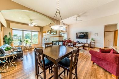 Rare end unit with charming views from every room. Private Cul - photo 7