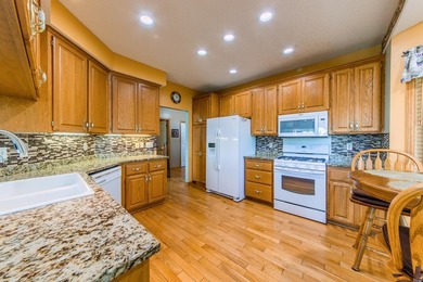Rare end unit with charming views from every room. Private Cul - photo 9
