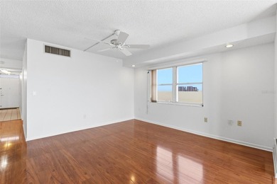 Very rare and highly sought after 3 bedroom, 2 1/2 bath - photo 12