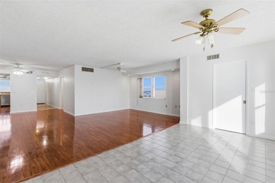 Very rare and highly sought after 3 bedroom, 2 1/2 bath - photo 13