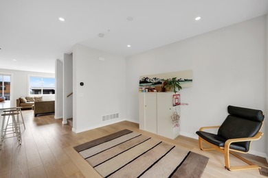 Breathtaking views and a private backyard! Bright and - photo 15