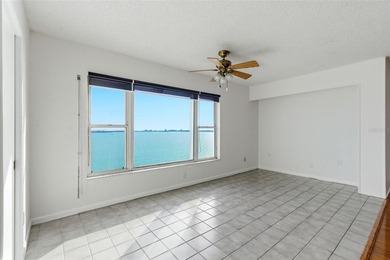 Very rare and highly sought after 3 bedroom, 2 1/2 bath - photo 15
