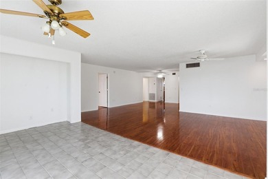 Very rare and highly sought after 3 bedroom, 2 1/2 bath - photo 16