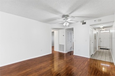 Very rare and highly sought after 3 bedroom, 2 1/2 bath - photo 17