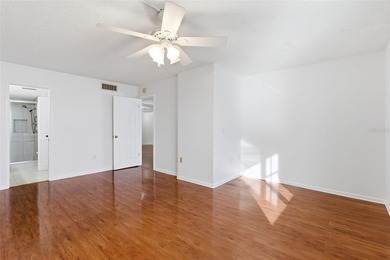 Very rare and highly sought after 3 bedroom, 2 1/2 bath - photo 19