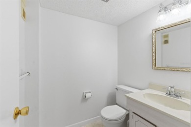 Very rare and highly sought after 3 bedroom, 2 1/2 bath - photo 23