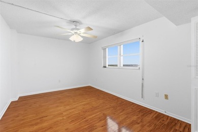 Very rare and highly sought after 3 bedroom, 2 1/2 bath - photo 24