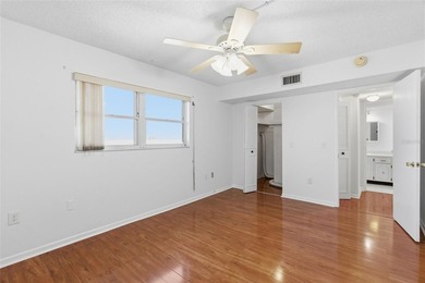 Very rare and highly sought after 3 bedroom, 2 1/2 bath - photo 25