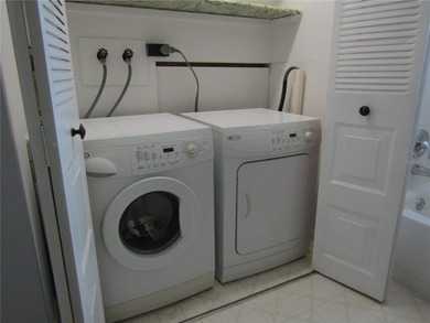 Very rare and highly sought after 3 bedroom, 2 1/2 bath - photo 27