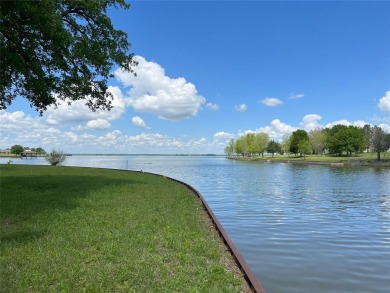 Gorgeous, park like setting on these two, quiet cove waterfront - Lake Acreage For Sale in Streetman, Texas
