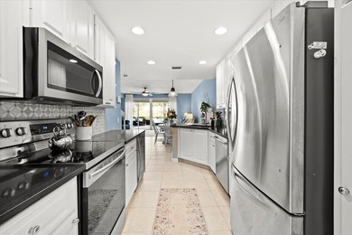 Beautiful Townhome in the center of Palm Beach Gardens with easy - photo 11