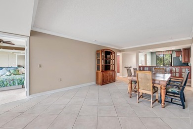 Overlooking the redesigned Via Mizner Golf Course, this spacious - photo 11