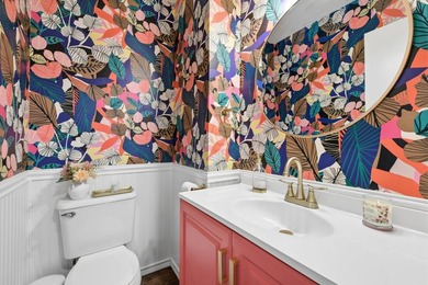 Welcome to this beautifully updated 3-bedroom, 2.5-bath - photo 4